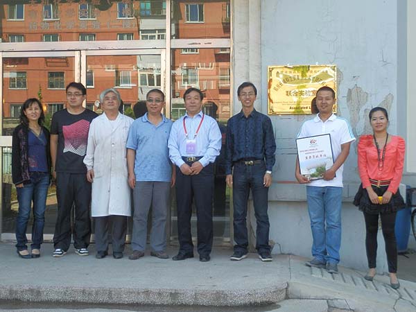 沈阳药科大学部分师生和郑州长城科工贸王总合影